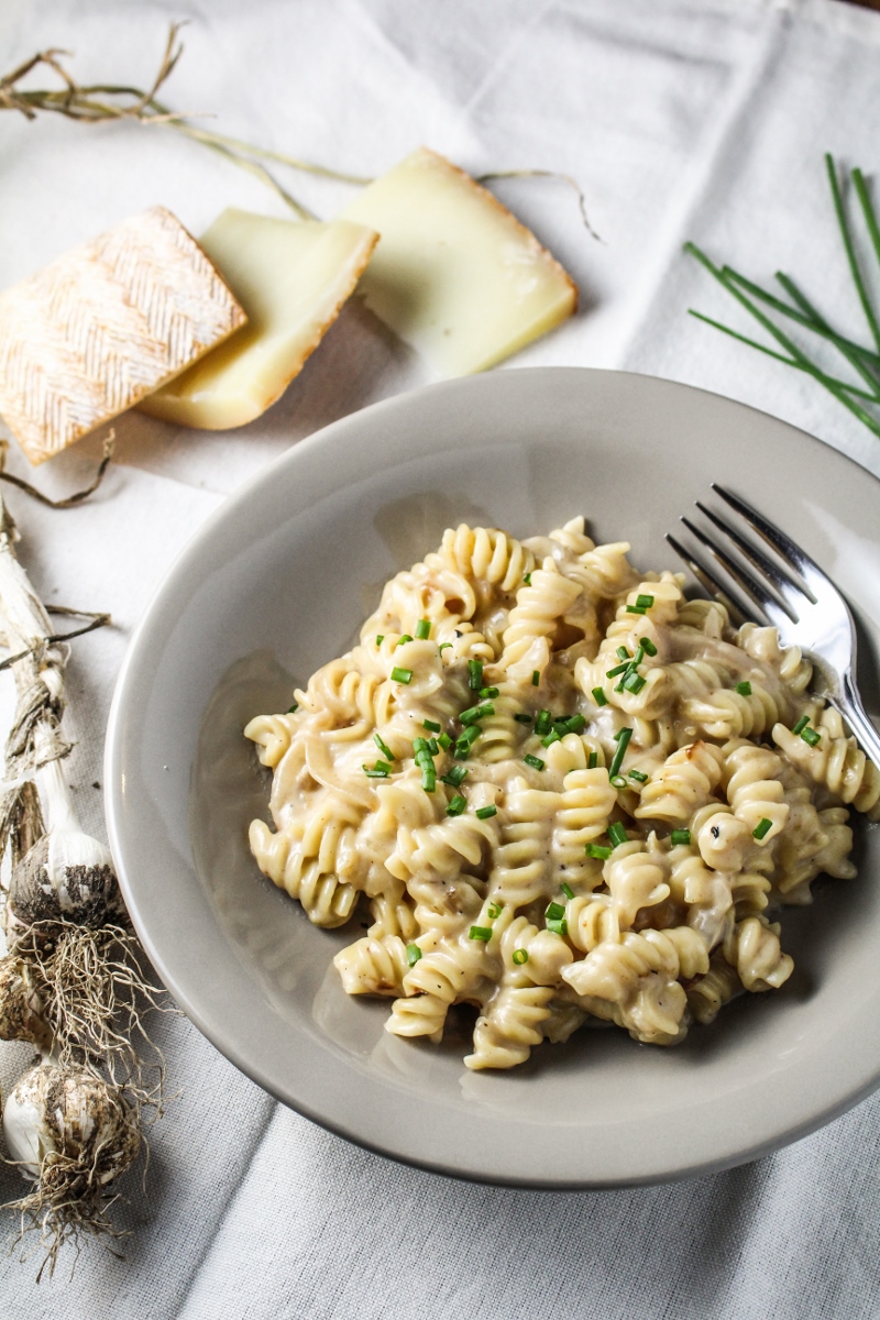 Roasted Garlic and Shallot Macaroni and Cheese {Katie at the Kitchen Door}