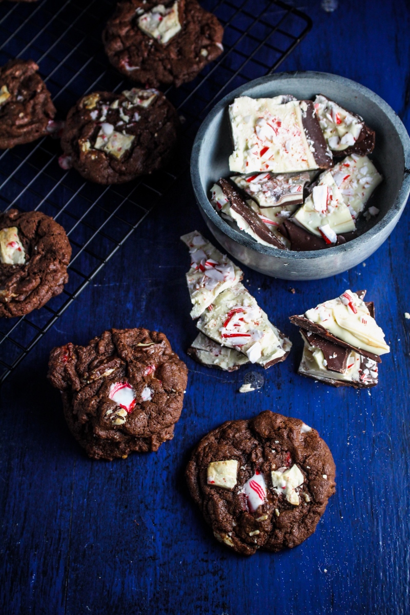 Chocolate Peppermint Bark Chip Cookies {Katie at the Kitchen Door} #christmas #cookies