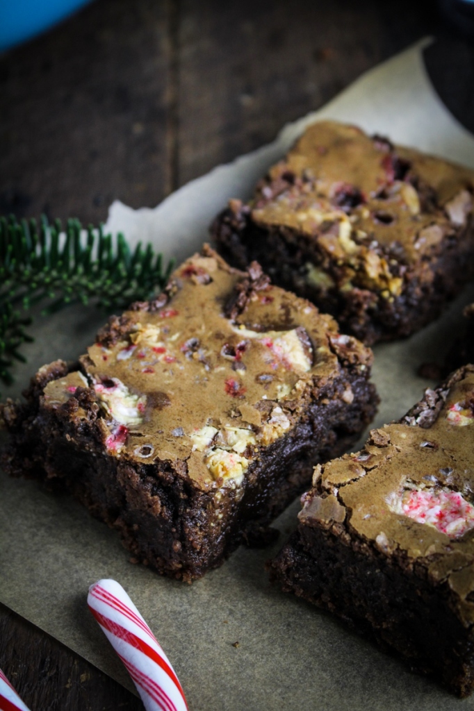 Peppermint Bark Brownies {Katie at the Kitchen Door} #christmas #baking